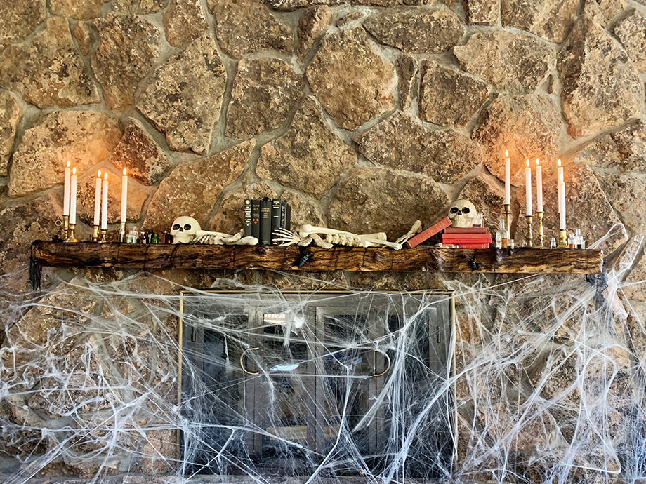 An easy DIY Halloween mantel by Glitter and Bubbles. 